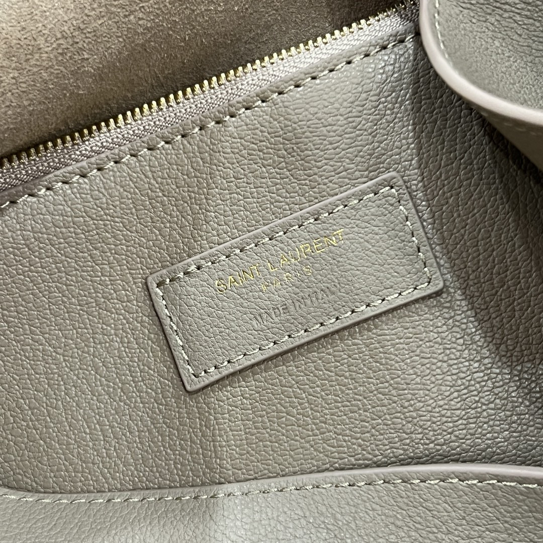 Y*L LE 5 À 7 S*pPLE LARGE IN SMOOTH LEATHER LIGHT GRAY 11.8" X 11" X 4.3"