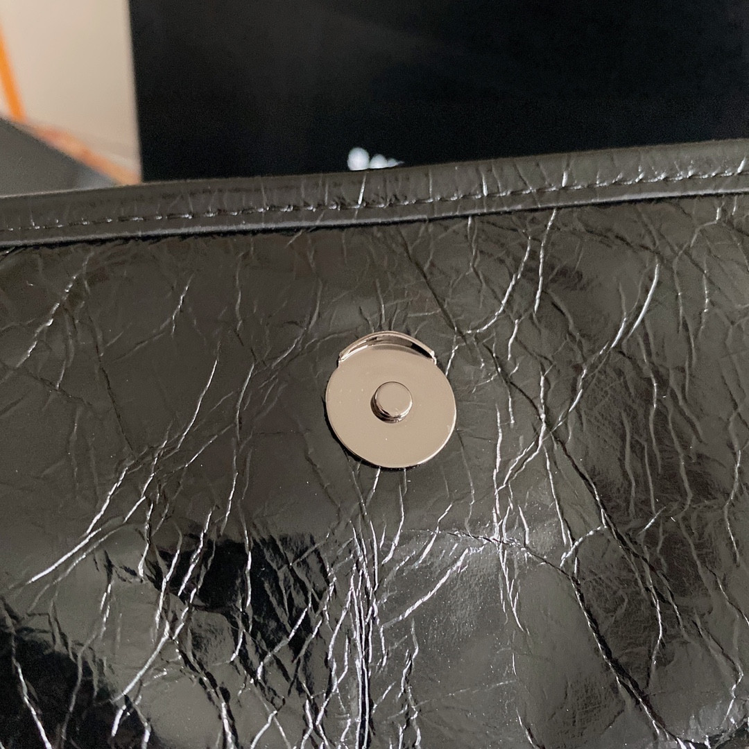 Y*L NIKI MEDIUM IN VINTAGE LEATHER ALL BLACK 11 X 7.8 X 3.3 INCHES