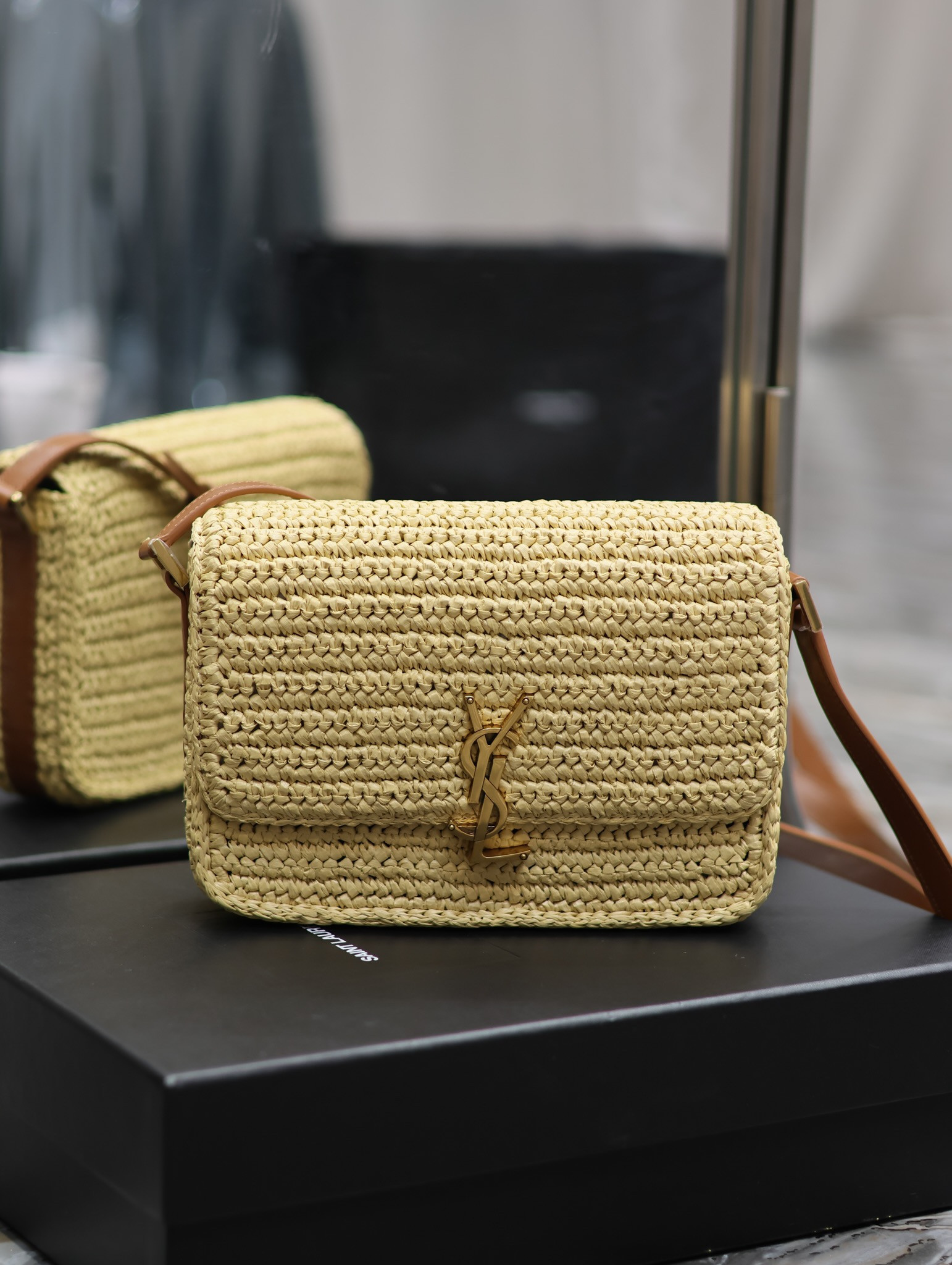 Y*L SOLFERINO MEDIUM IN RAFFIA AND VEGETABLE-TANNED LEATHER NATUREL AND BRICK 9.1 X 6.3 X 2.4 INCHES
