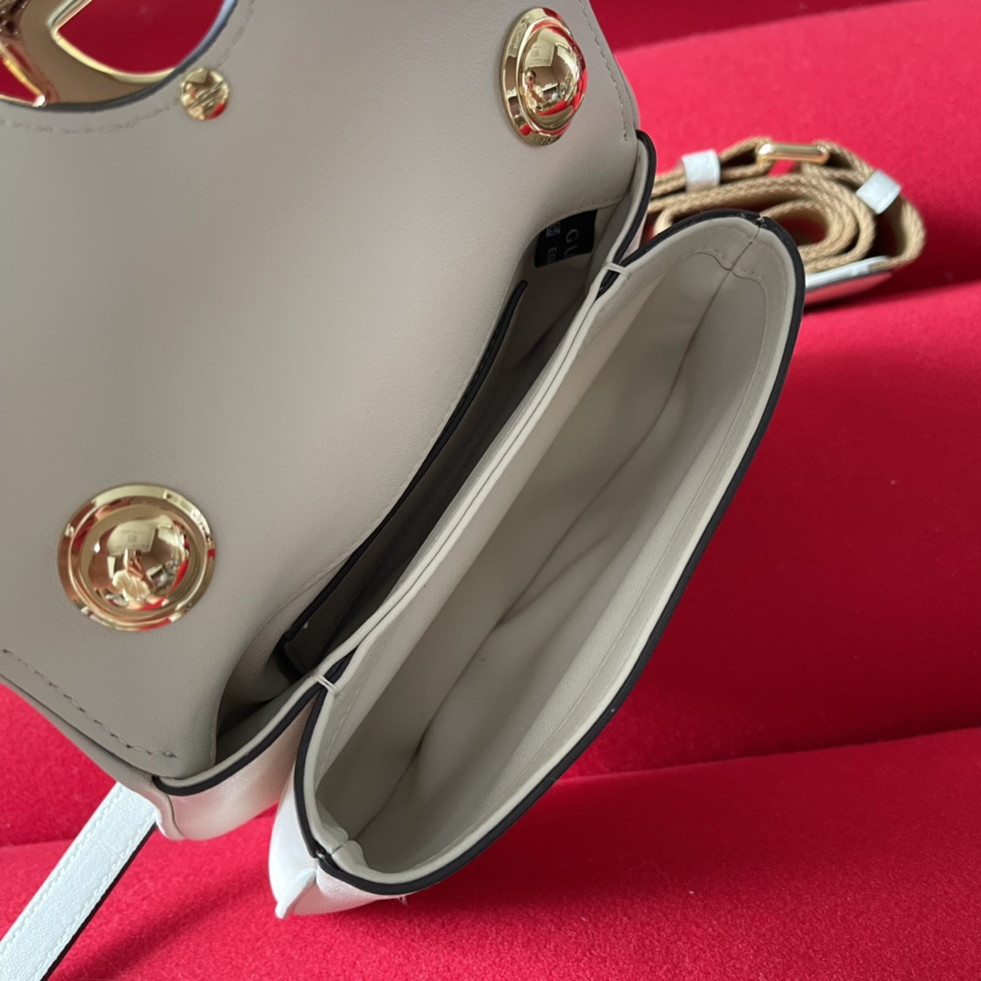 G*u*i BLONDIE MINI BAG WHITE 8.7"W x 5.1"H x 2.2"D