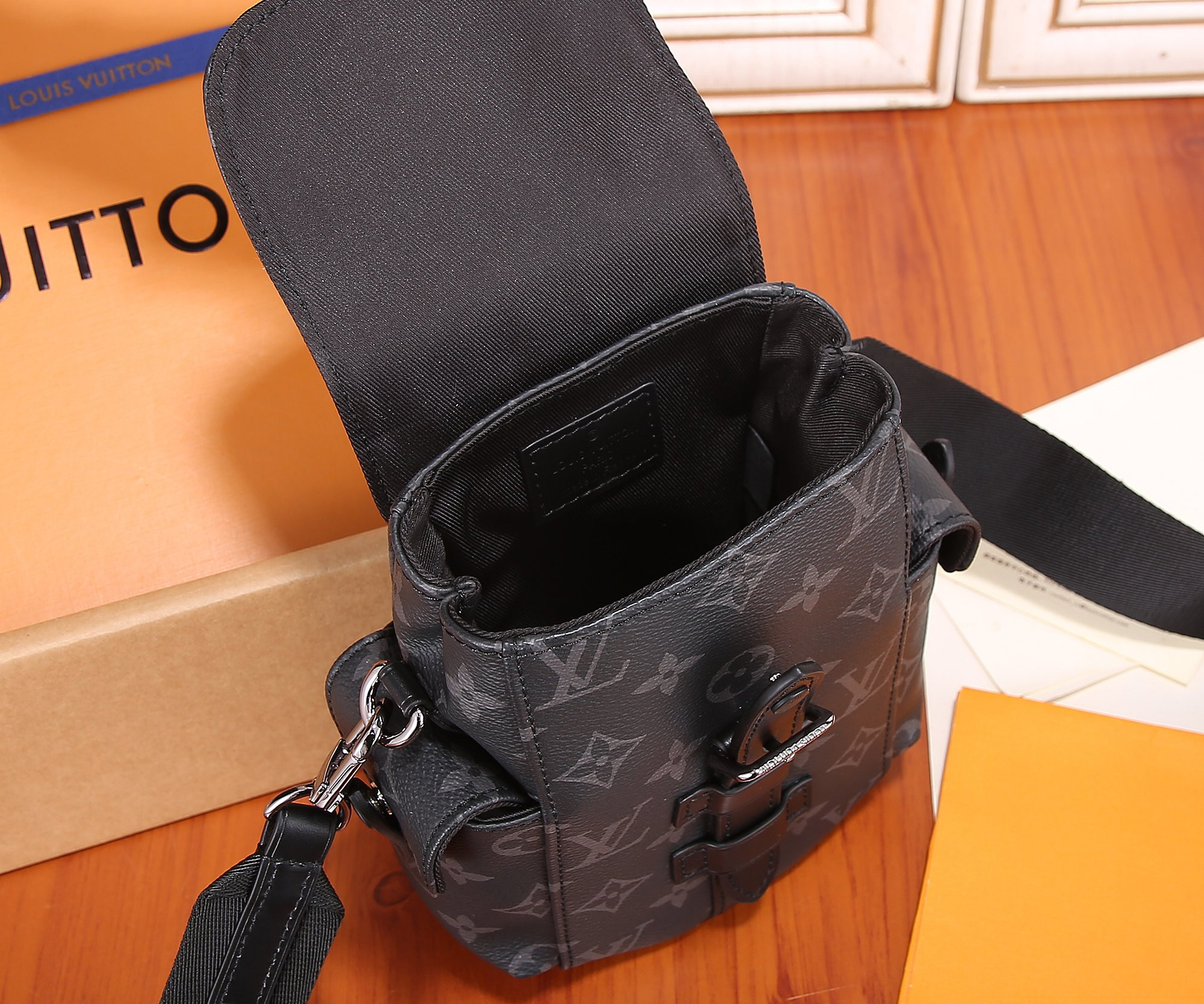 L0*is V*t0n LV M82769 Nano Christopher 14 x 19 x 6 cm