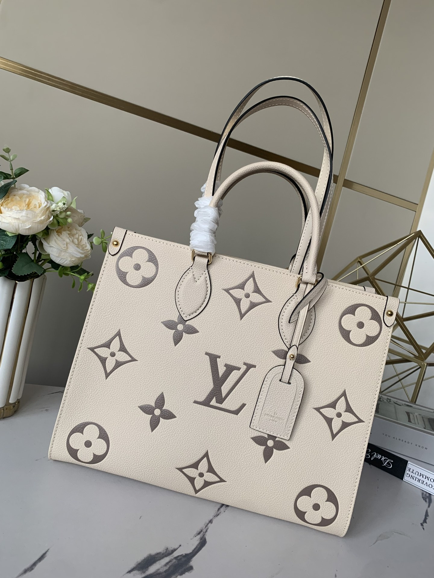 LV Onthego MM M45493 13.8 x 10.6 x 5.5 inches