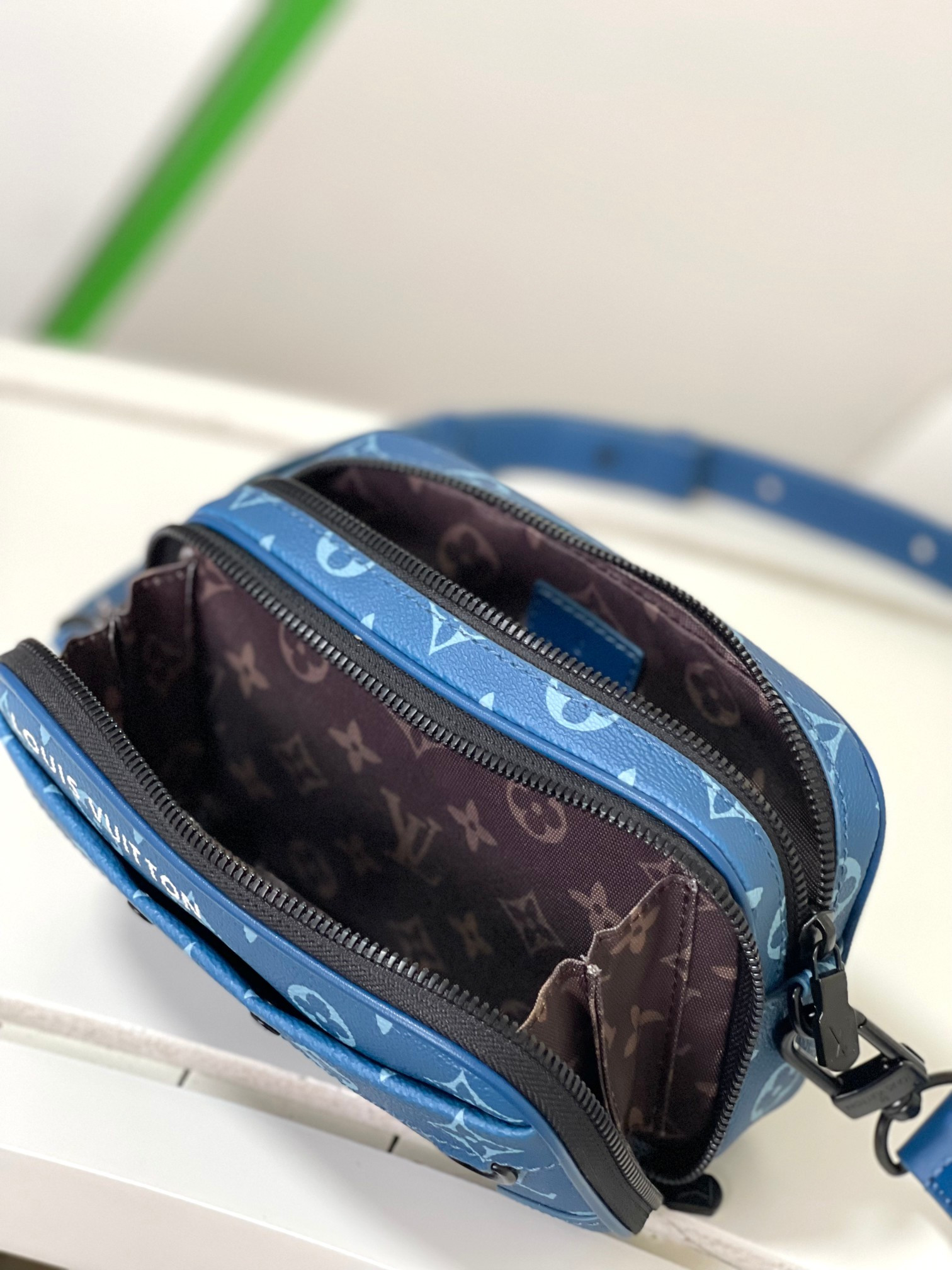 LV M82801 Alpha Messenger 9.4 x 6.3 x 3.1 inches