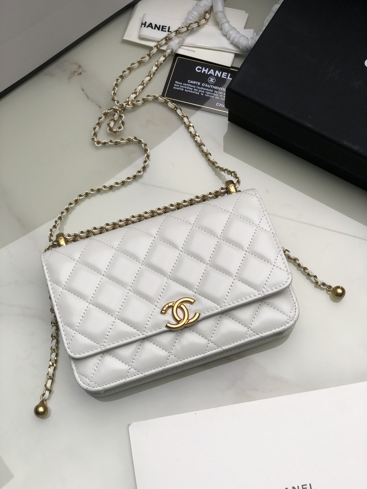 Ch*el CLASSIC WALLET ON CHAIN WHITE 4.8 × 7.5 × 1.4 in
