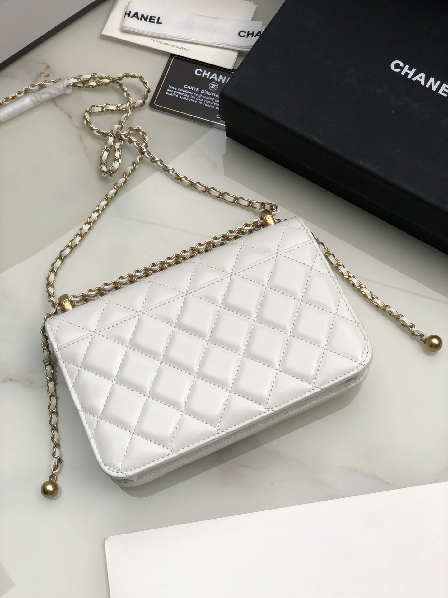 Ch*el CLASSIC WALLET ON CHAIN WHITE 4.8 × 7.5 × 1.4 in