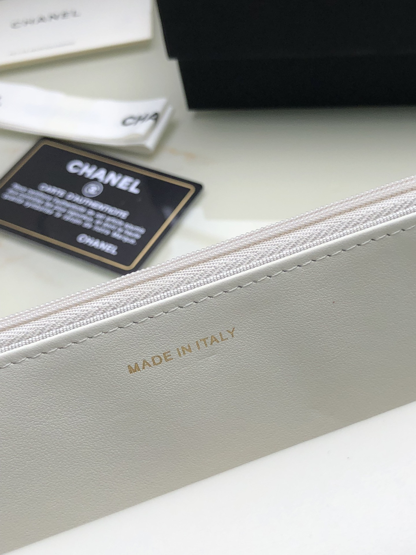 Ch*el CLASSIC WALLET ON CHAIN WHITE 4.8 × 7.5 × 1.4 in