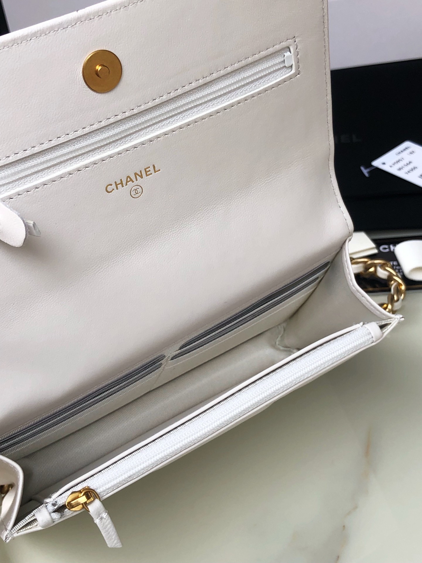 Ch*el CLASSIC WALLET ON CHAIN 4.8 × 7.5 × 1.4 in