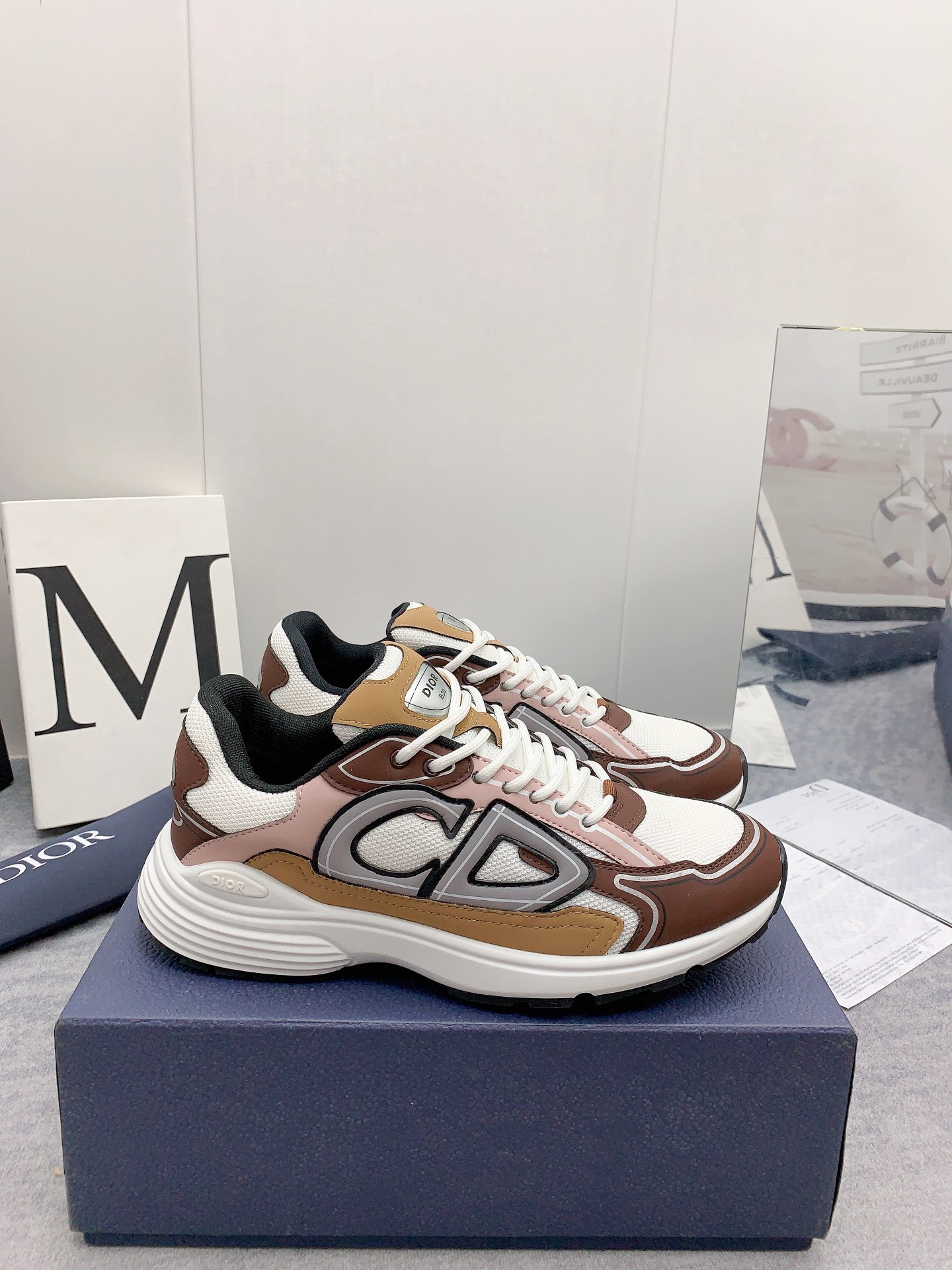 UA D*0r B30 White Brown Beige