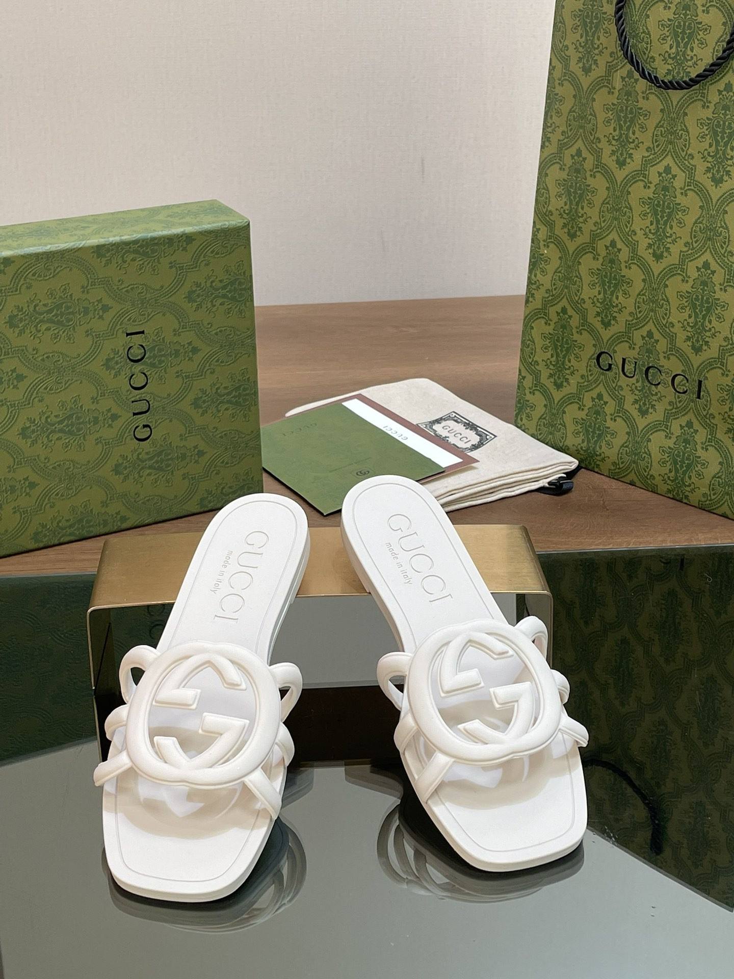 UA G*u*i INTERLOCKING G SLIDE SANDAL White