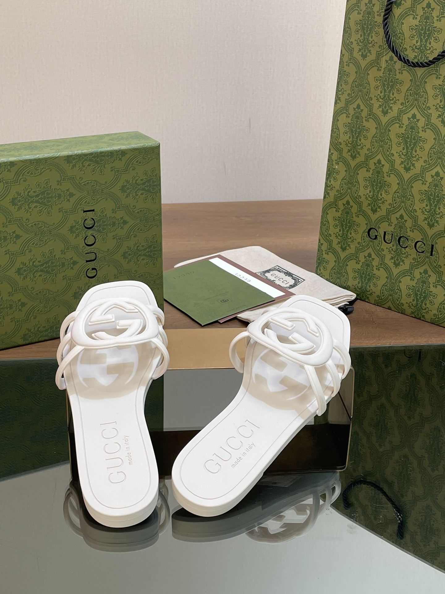 UA G*u*i INTERLOCKING G SLIDE SANDAL White