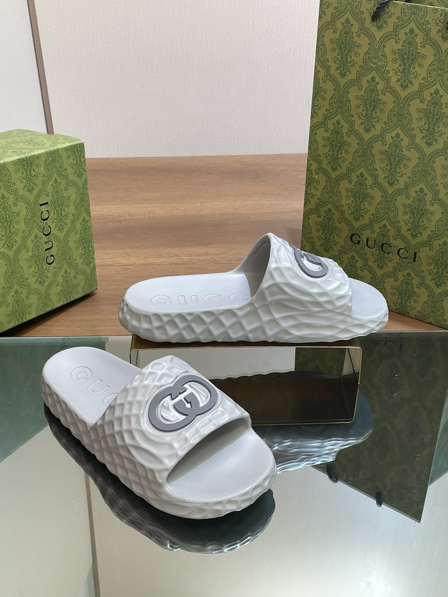 UA G*u*i INTERLOCKING G SLIDE SANDAL Gray