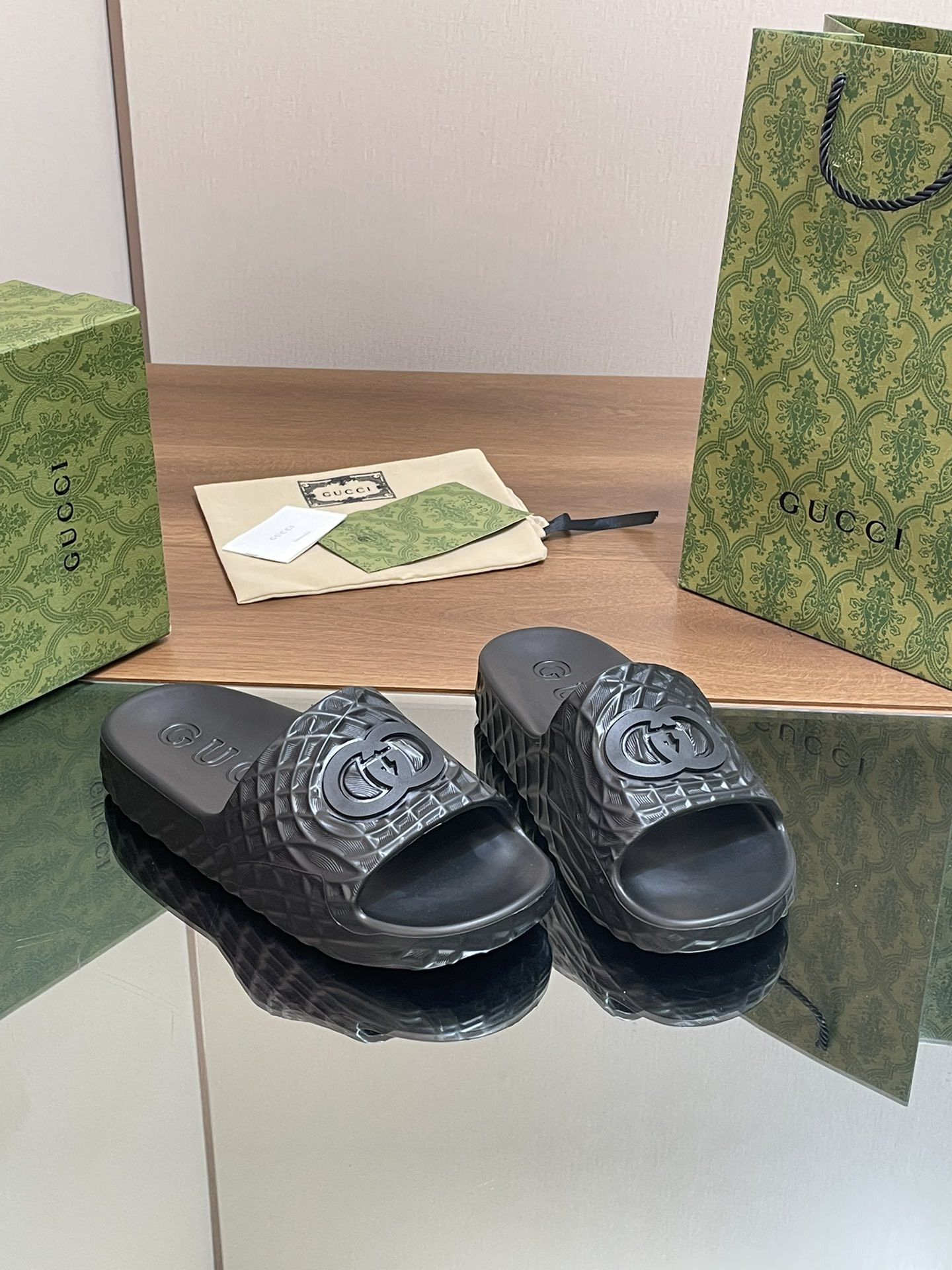 UA G*u*i INTERLOCKING G SLIDE SANDAL Black