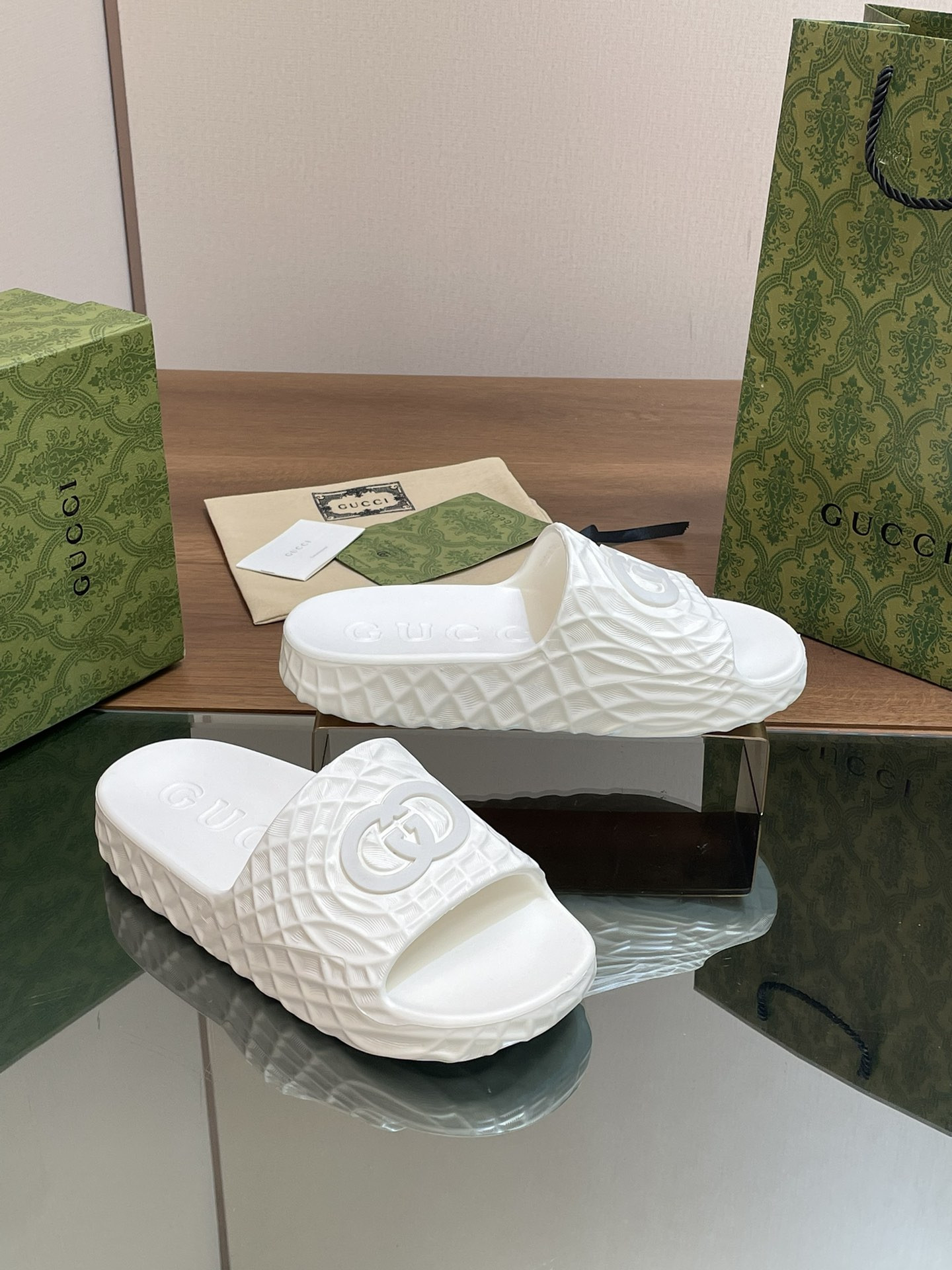 UA G*u*i INTERLOCKING G SLIDE SANDAL White