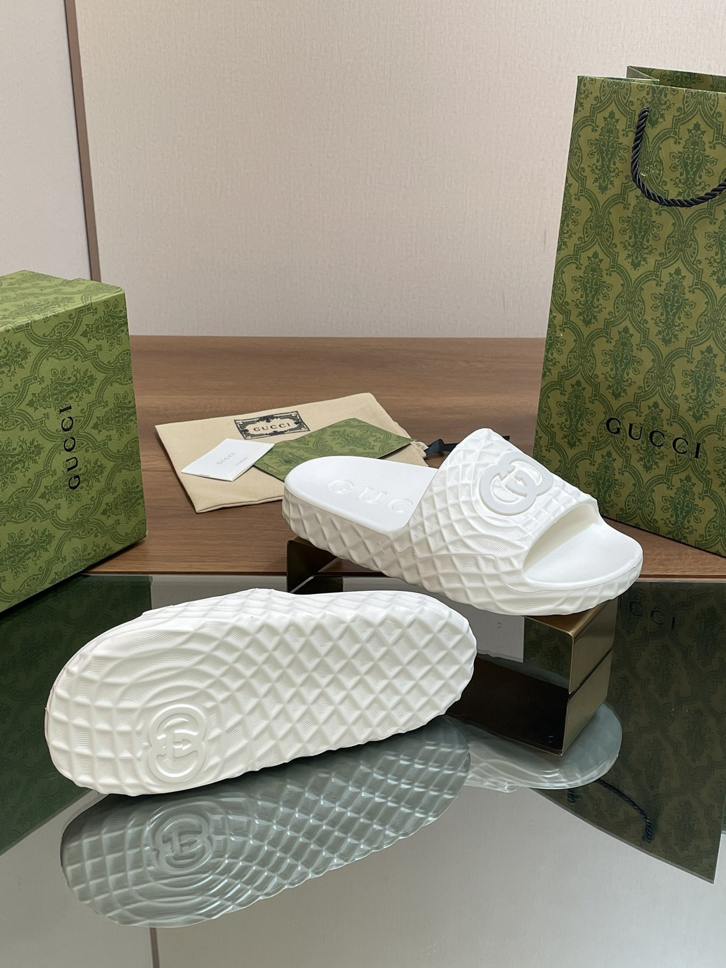 UA G*u*i INTERLOCKING G SLIDE SANDAL White