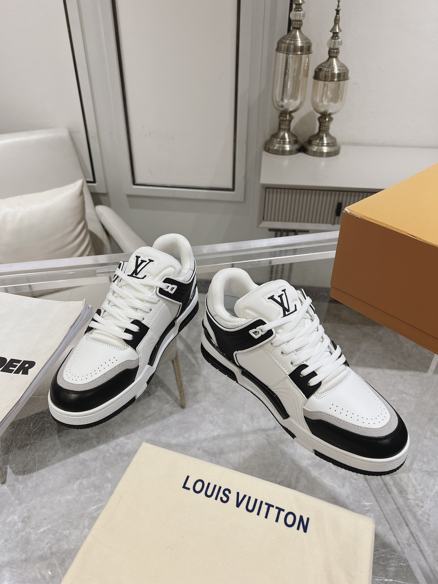 UA LV Trainer Sneaker