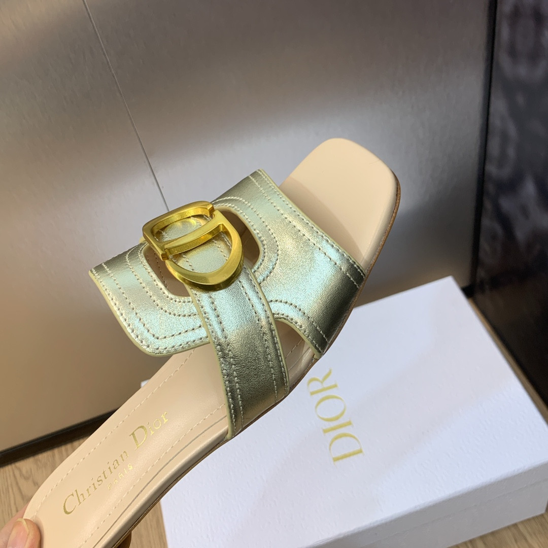 UA D*0r 30 Montaigne Slide