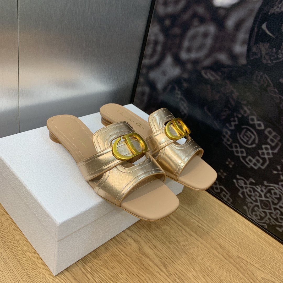 UA D*0r 30 Montaigne Slide