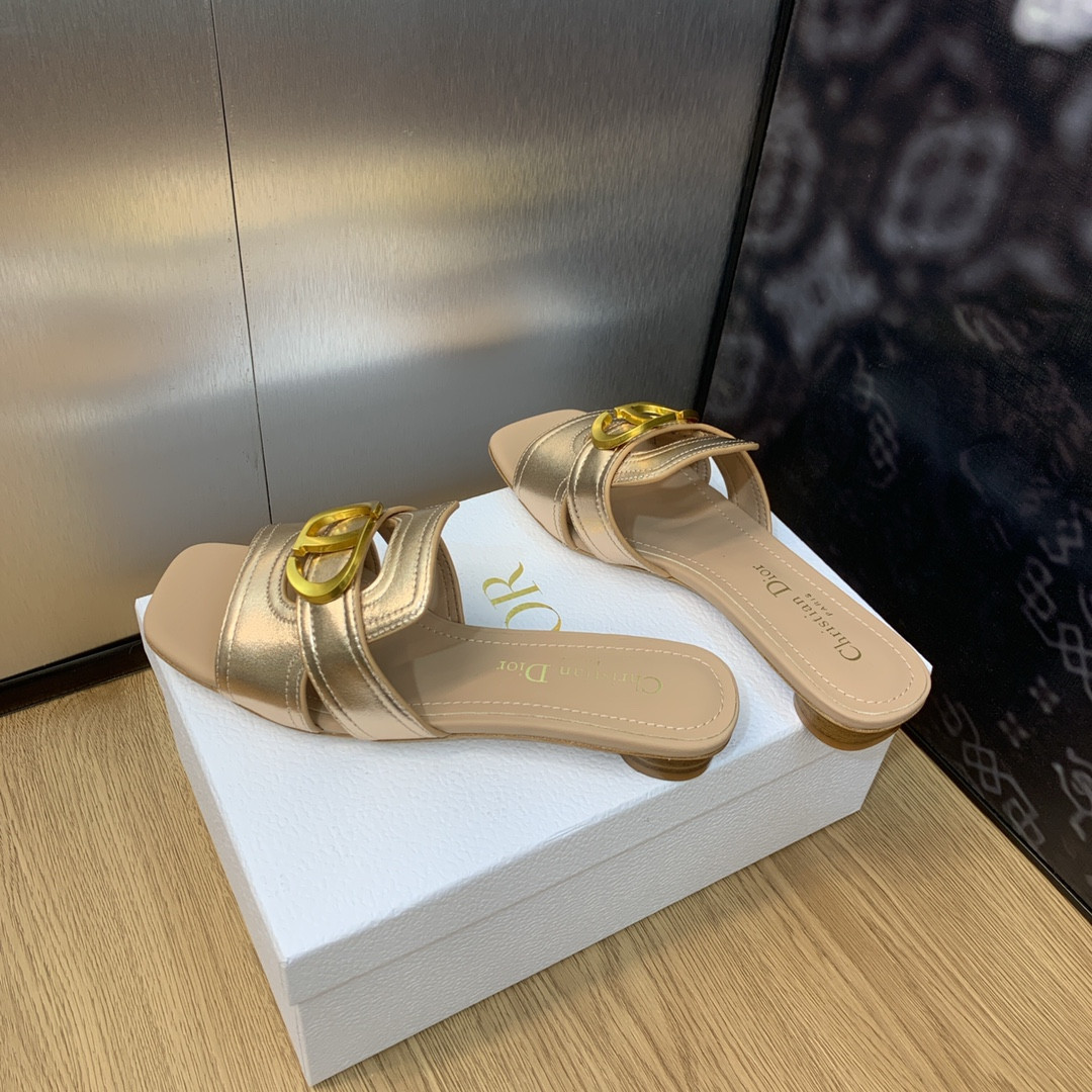 UA D*0r 30 Montaigne Slide