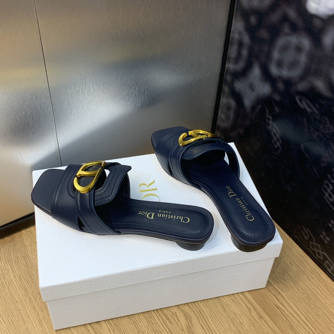 UA D*0r 30 Montaigne Slide