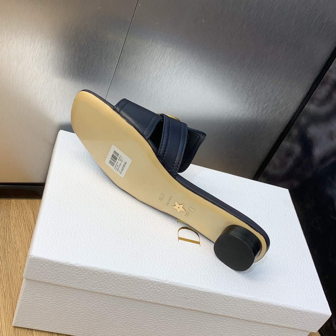 UA D*0r 30 Montaigne Slide