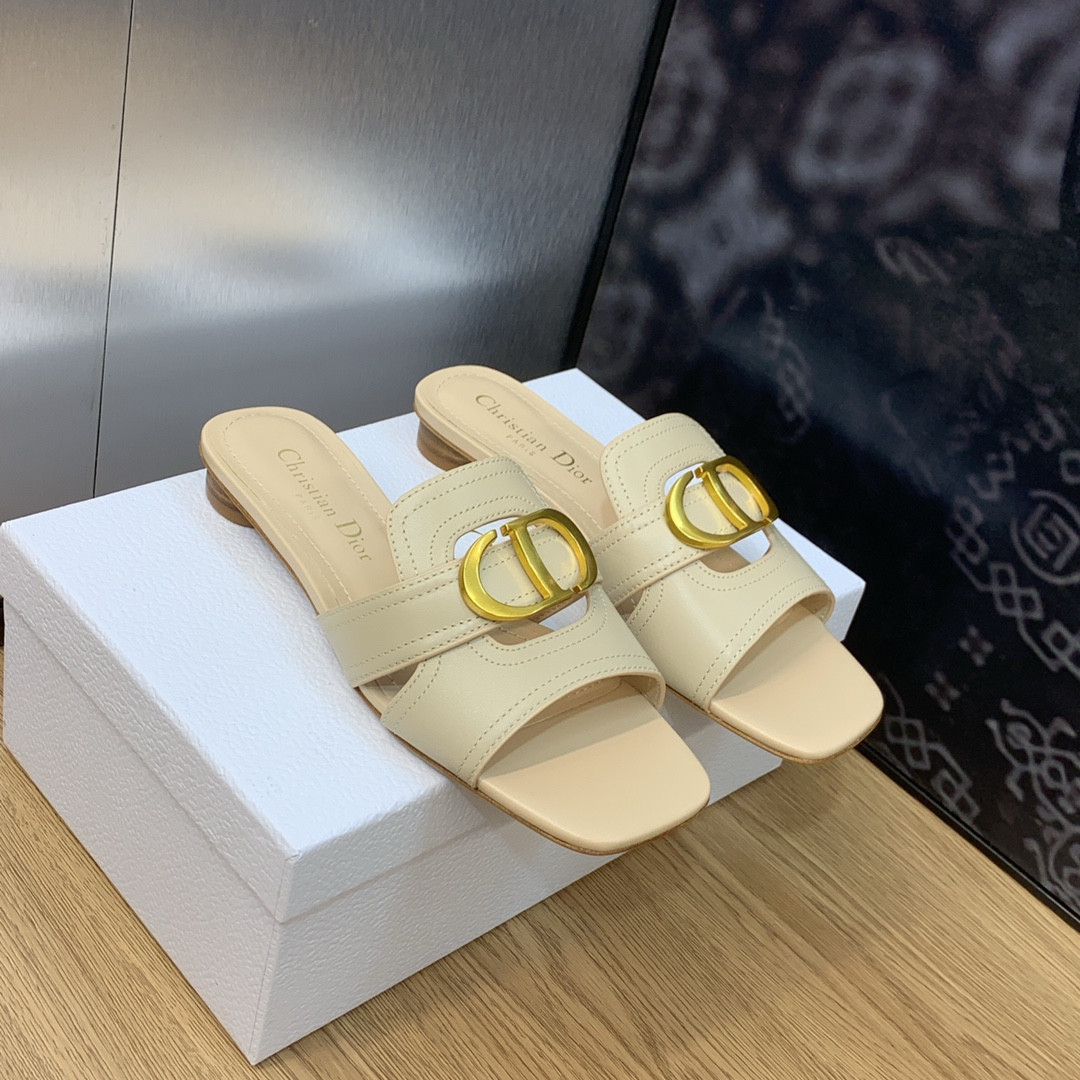 UA D*0r 30 Montaigne Slide