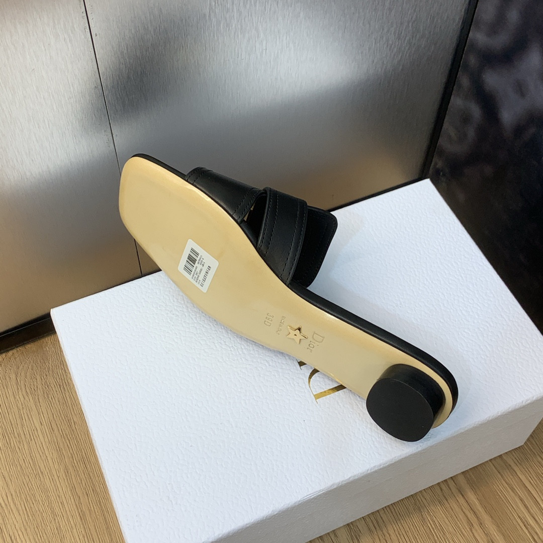 UA D*0r 30 Montaigne Slide