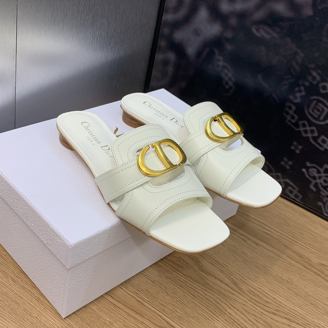 UA D*0r 30 Montaigne Slide