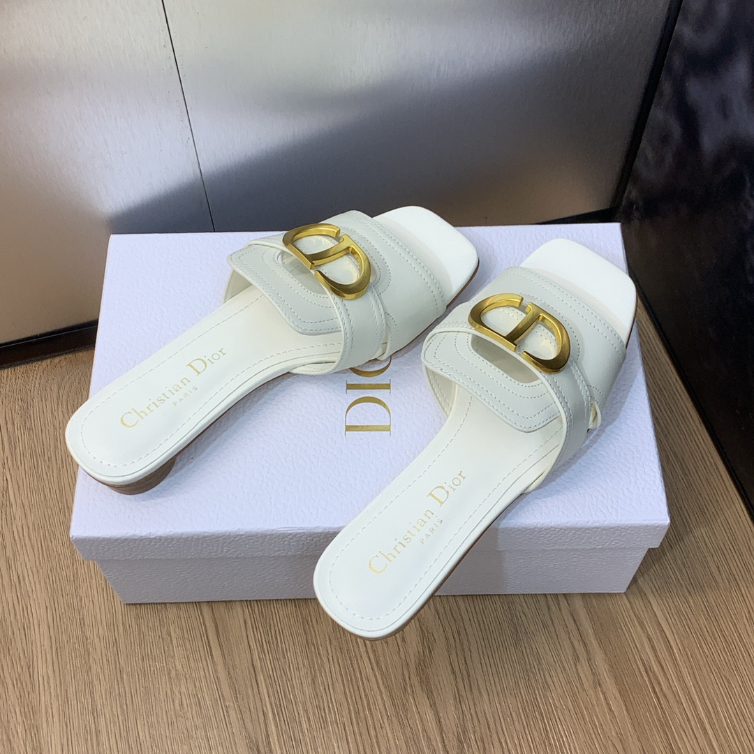 UA D*0r 30 Montaigne Slide