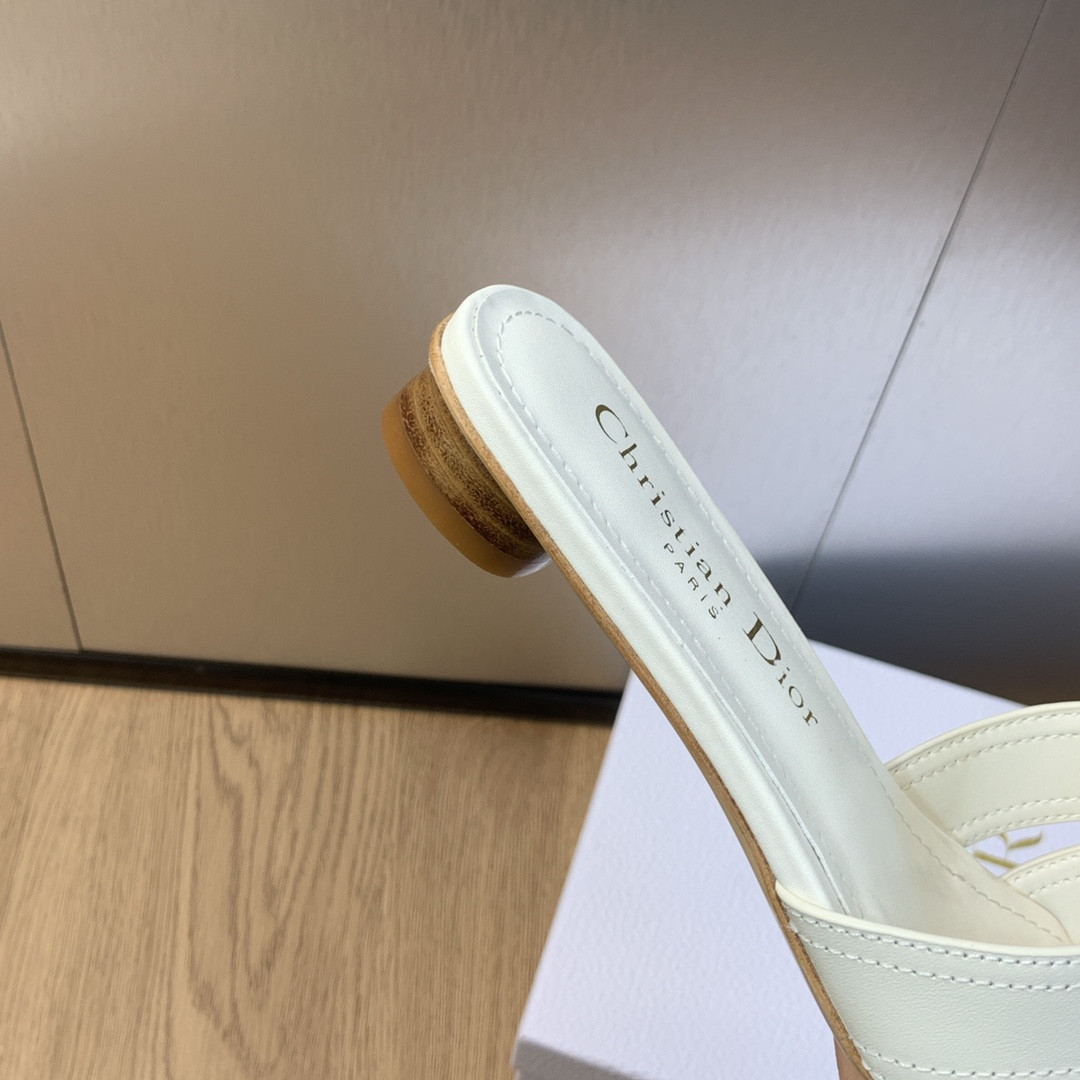 UA D*0r 30 Montaigne Slide