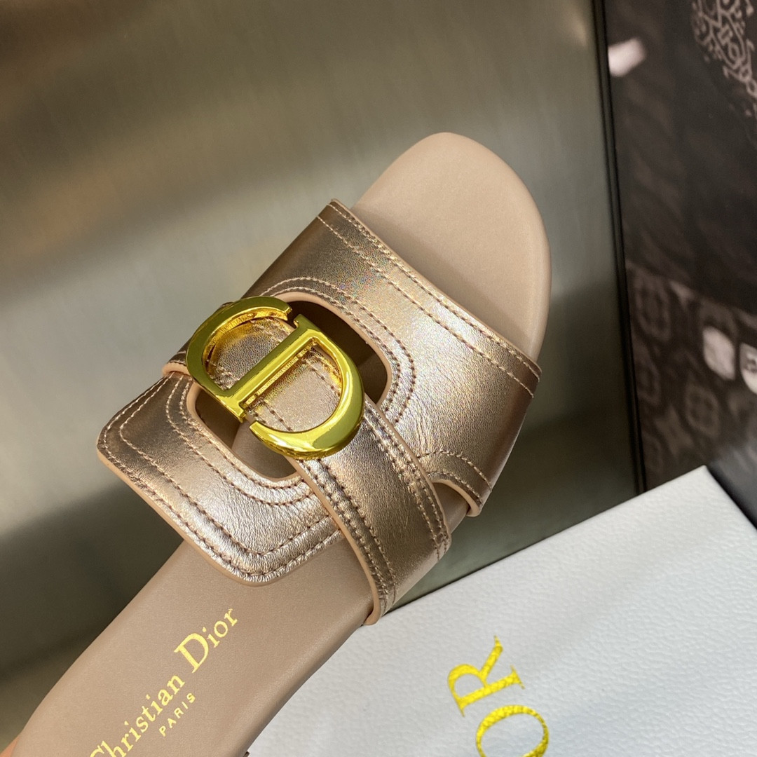 UA D*0r 30 Montaigne Slide