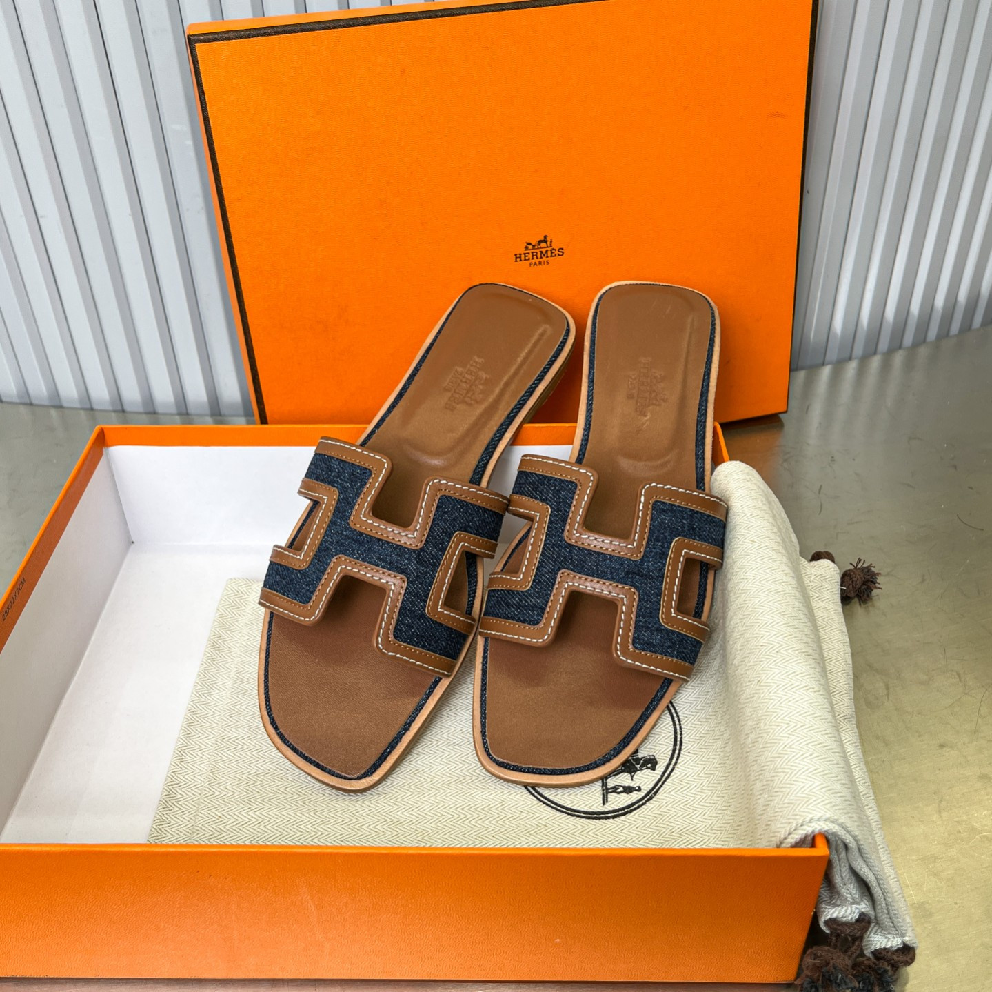 UA Hermès Oran sandal