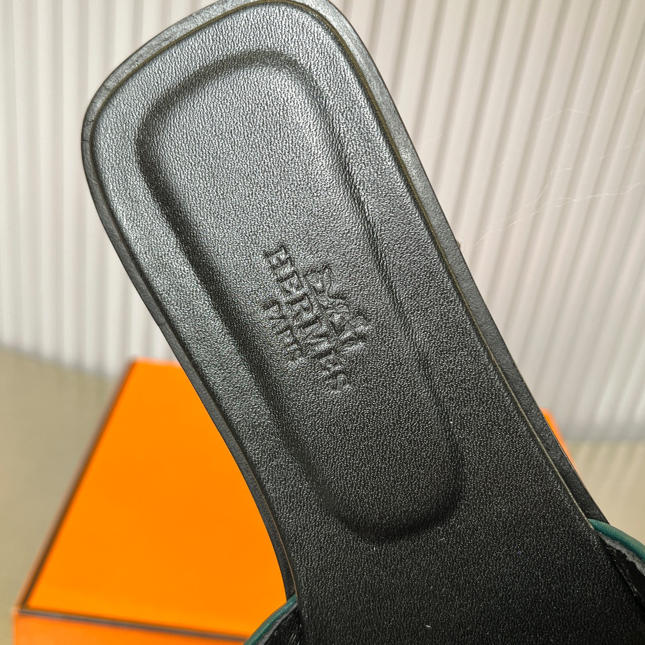 UA Hermès Oran sandal