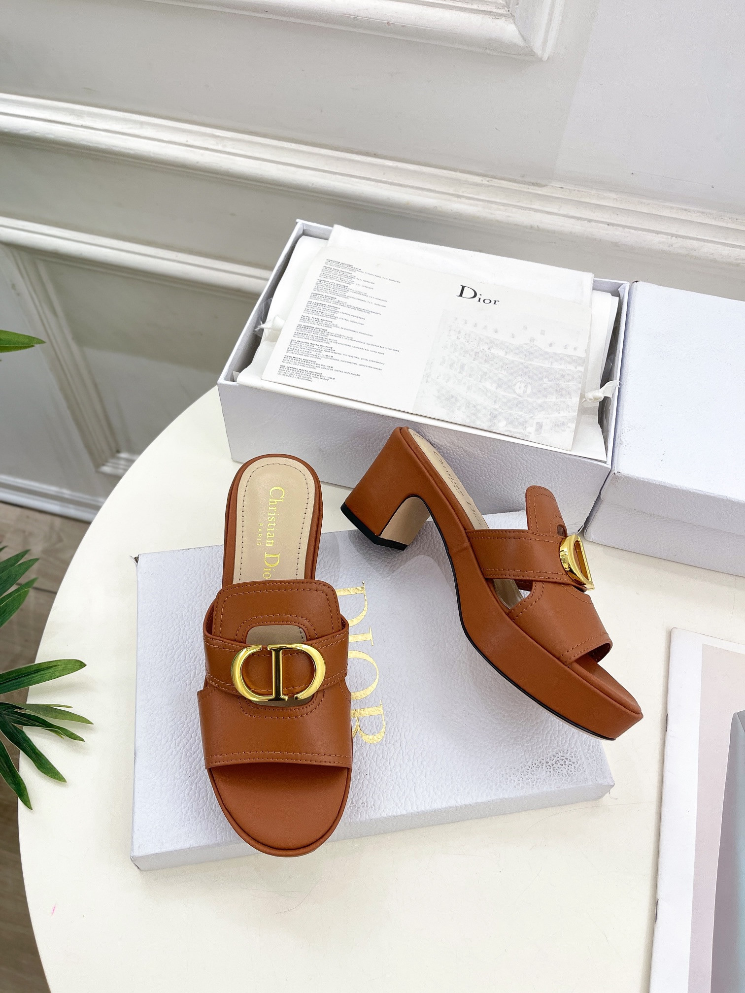 UA D*0r 30 Montaigne Platform Slide