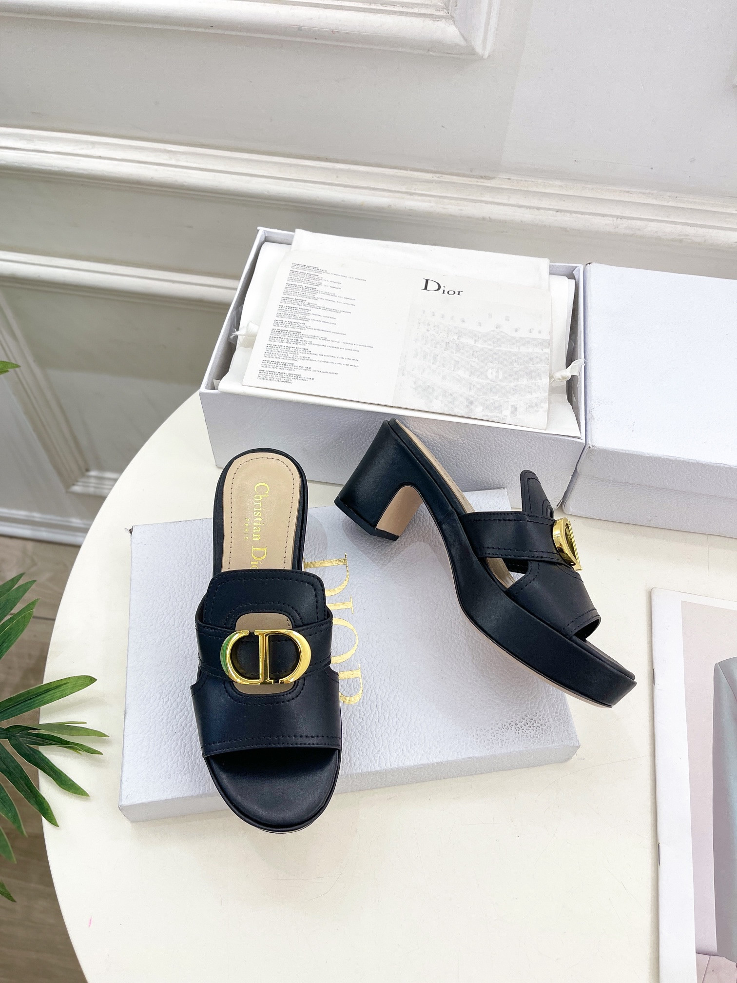 UA D*0r 30 Montaigne Platform Slide