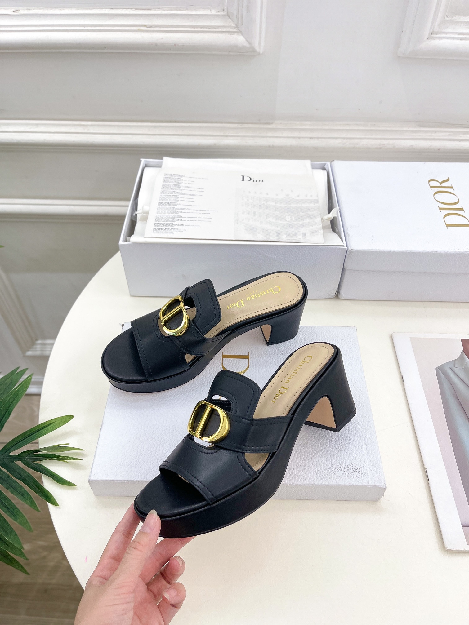 UA D*0r 30 Montaigne Platform Slide