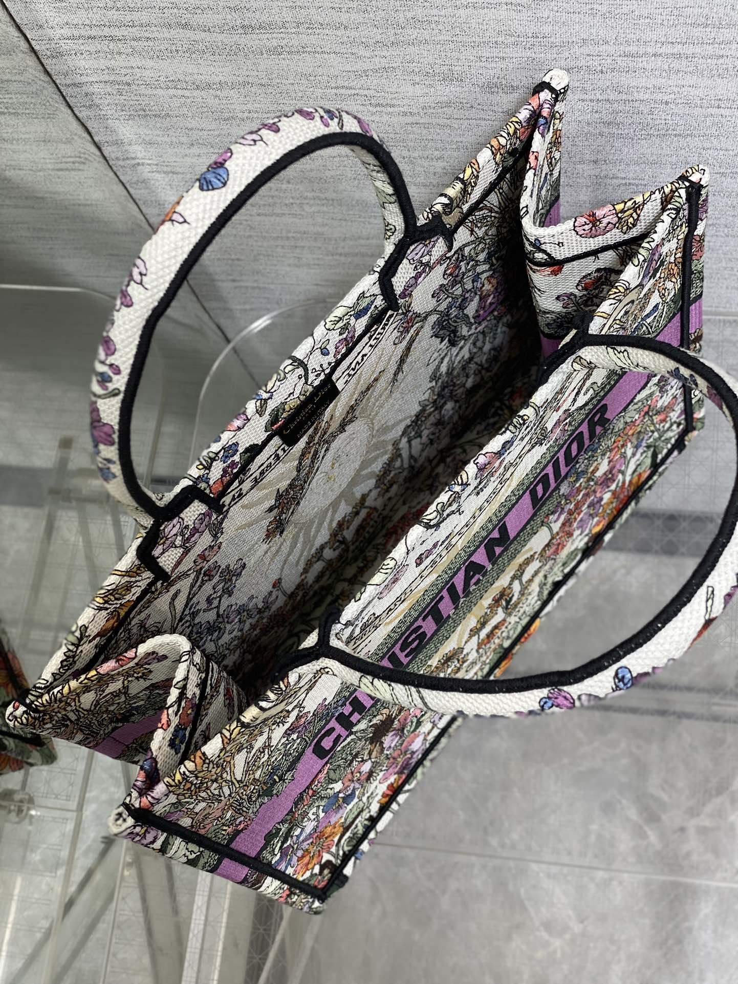 Medium D*0r Book Tote  Ecru Multicolor D*0r 4 Saisons Été Soleil Embroidery 36 x 27.5 x 16.5 cm