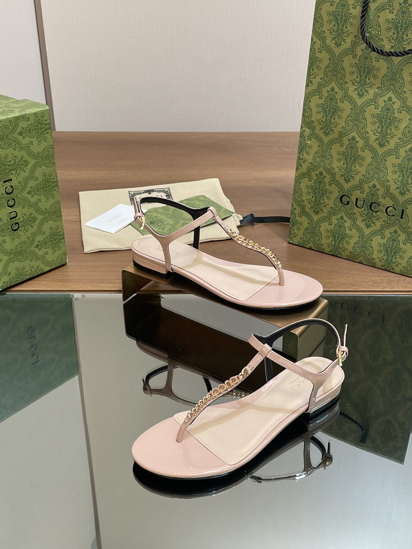 UA G*u*i SIGNORIA THONG SANDAL