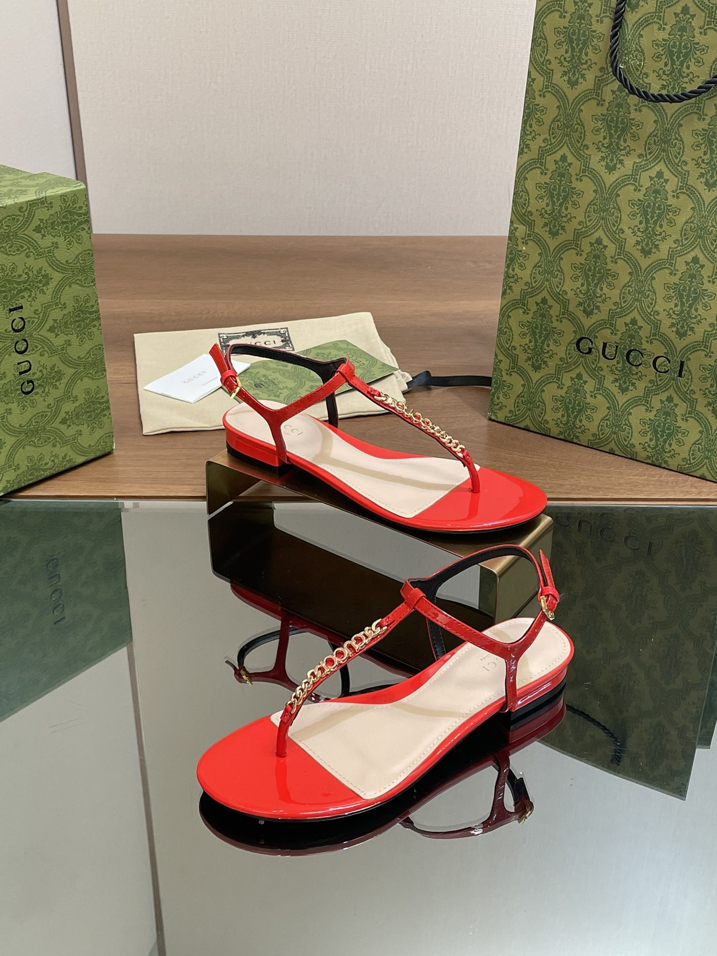 UA G*u*i SIGNORIA THONG SANDAL