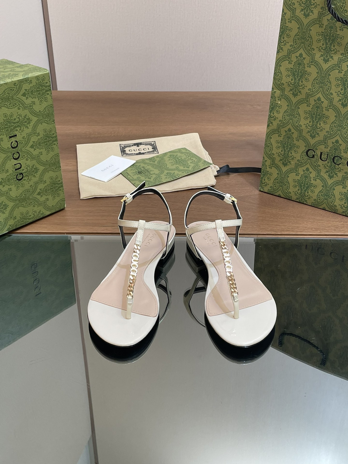 UA G*u*i SIGNORIA THONG SANDAL