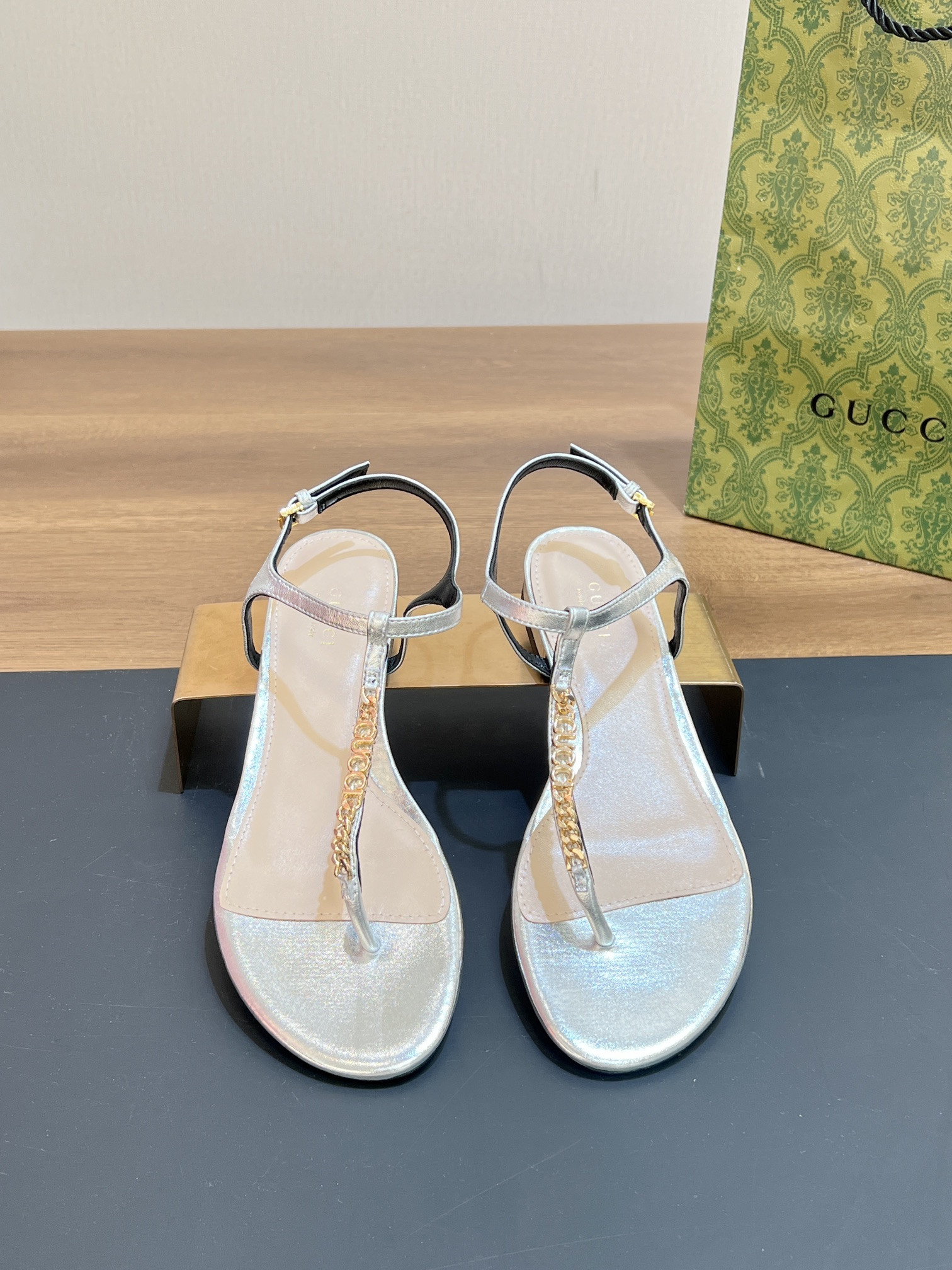 UA G*u*i SIGNORIA THONG SANDAL