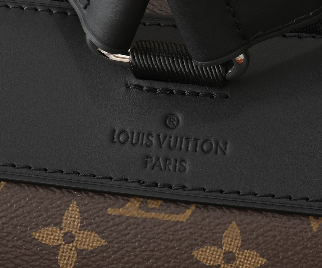LV Christopher MM M43735 15 x 17.3 x 4.9 inches