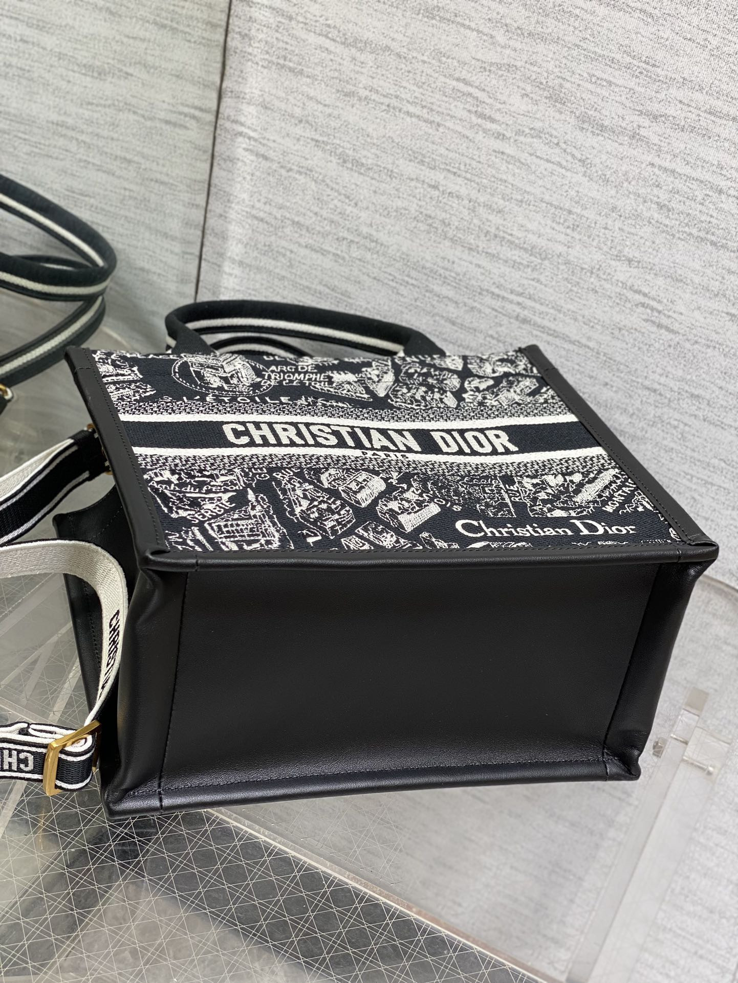 D*0r Small D*0r Book Tote White and Black Plan de Paris Embroidery and Black Calfskin 26.5 x 21 x 14 cm