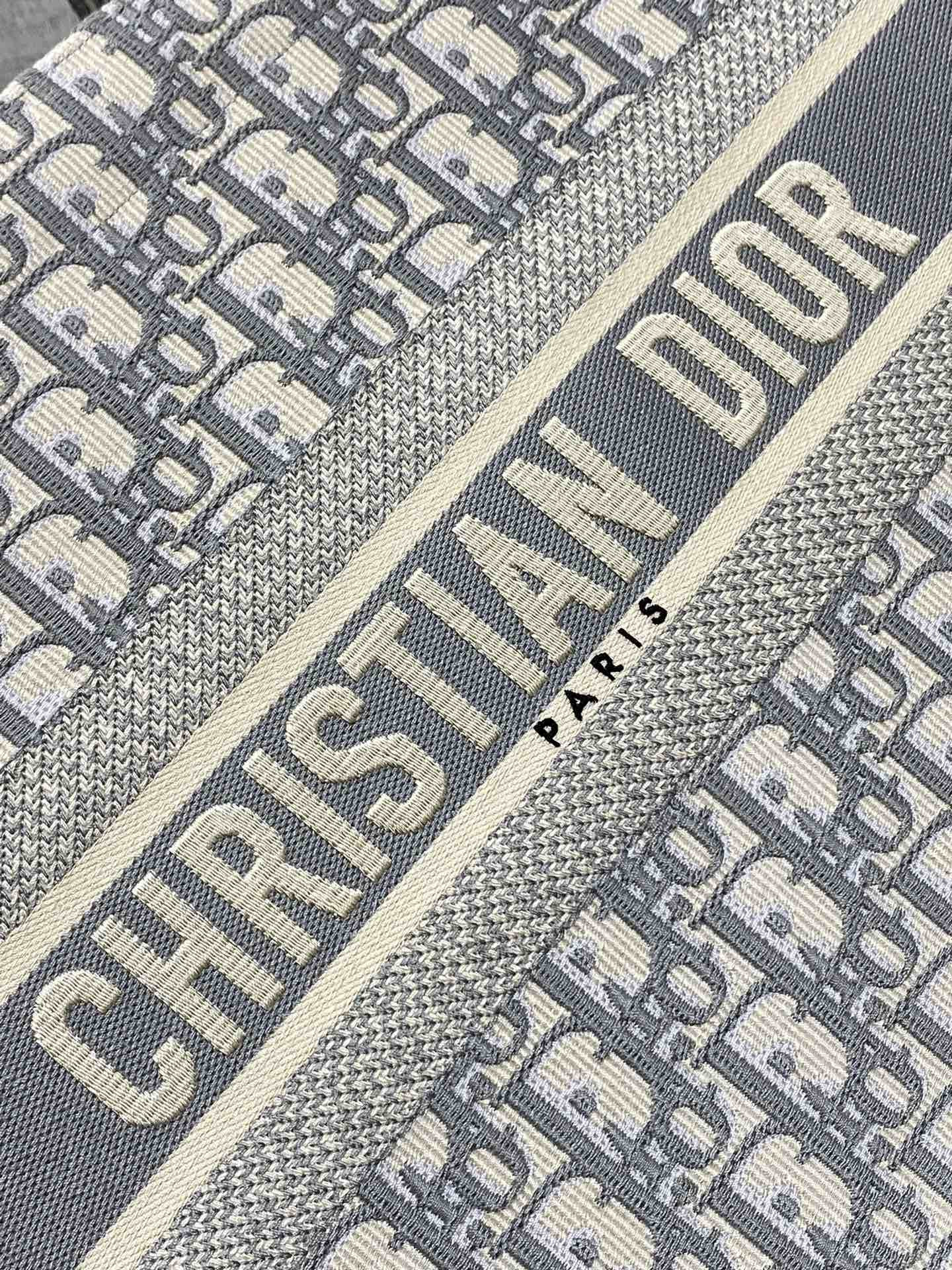 D*0r Medium D*0r Book Tote Gray D*0r Oblique Embroidery and Calfskin 36.5 x 28 x 17.5 cm