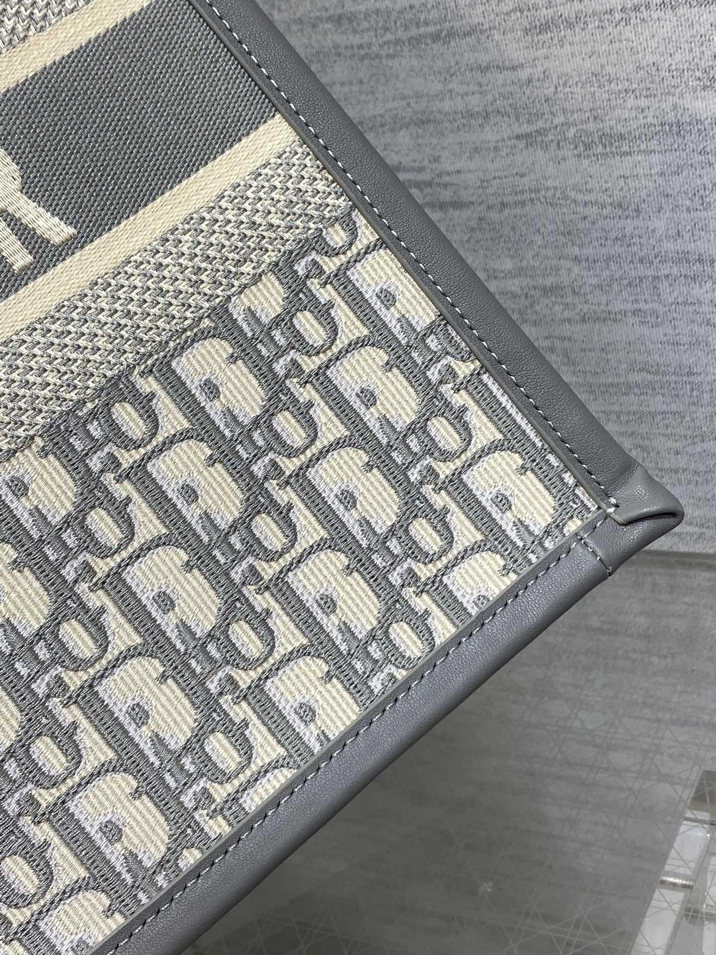 D*0r Medium D*0r Book Tote Gray D*0r Oblique Embroidery and Calfskin 36.5 x 28 x 17.5 cm