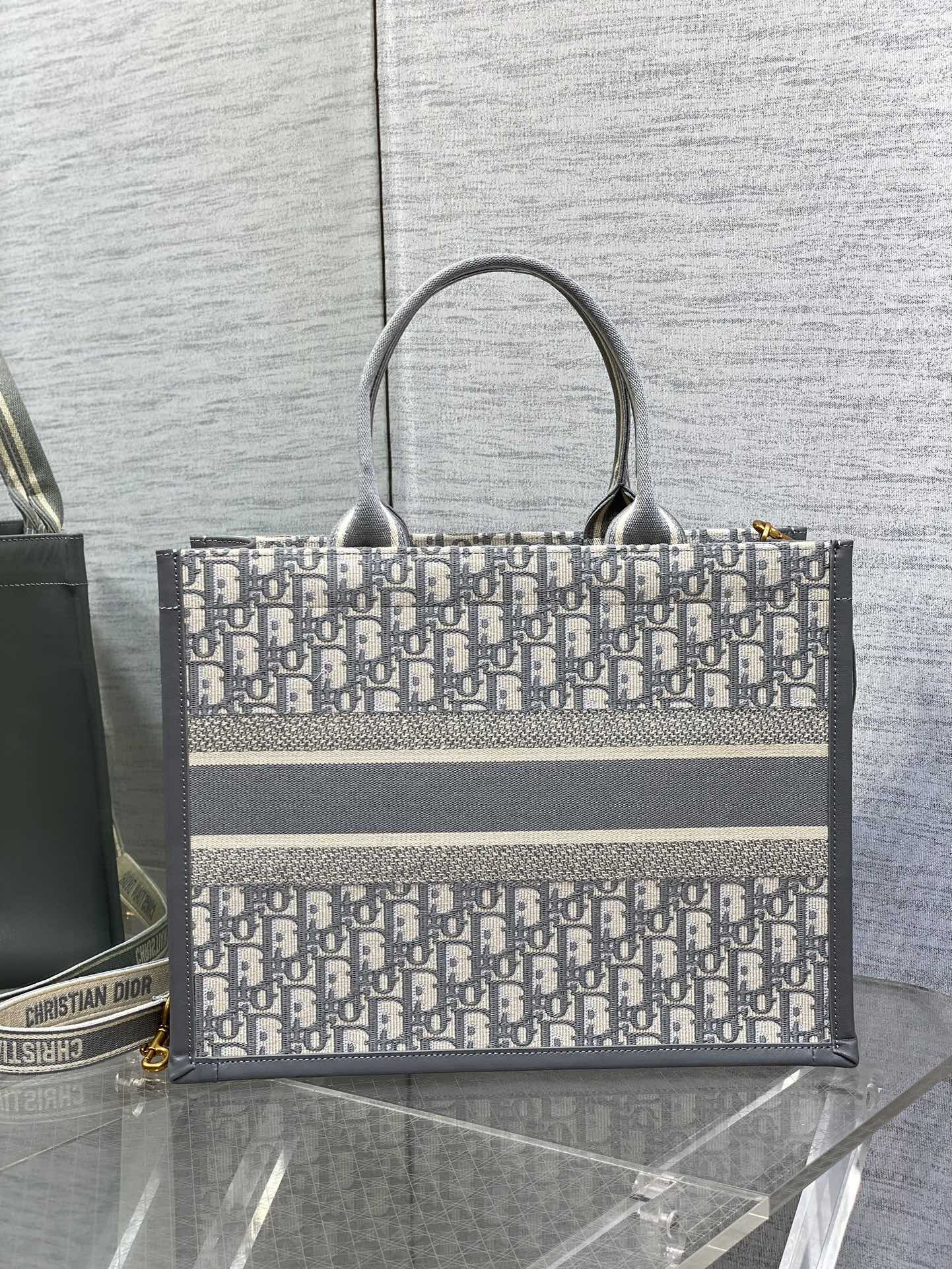 D*0r Medium D*0r Book Tote Gray D*0r Oblique Embroidery and Calfskin 36.5 x 28 x 17.5 cm