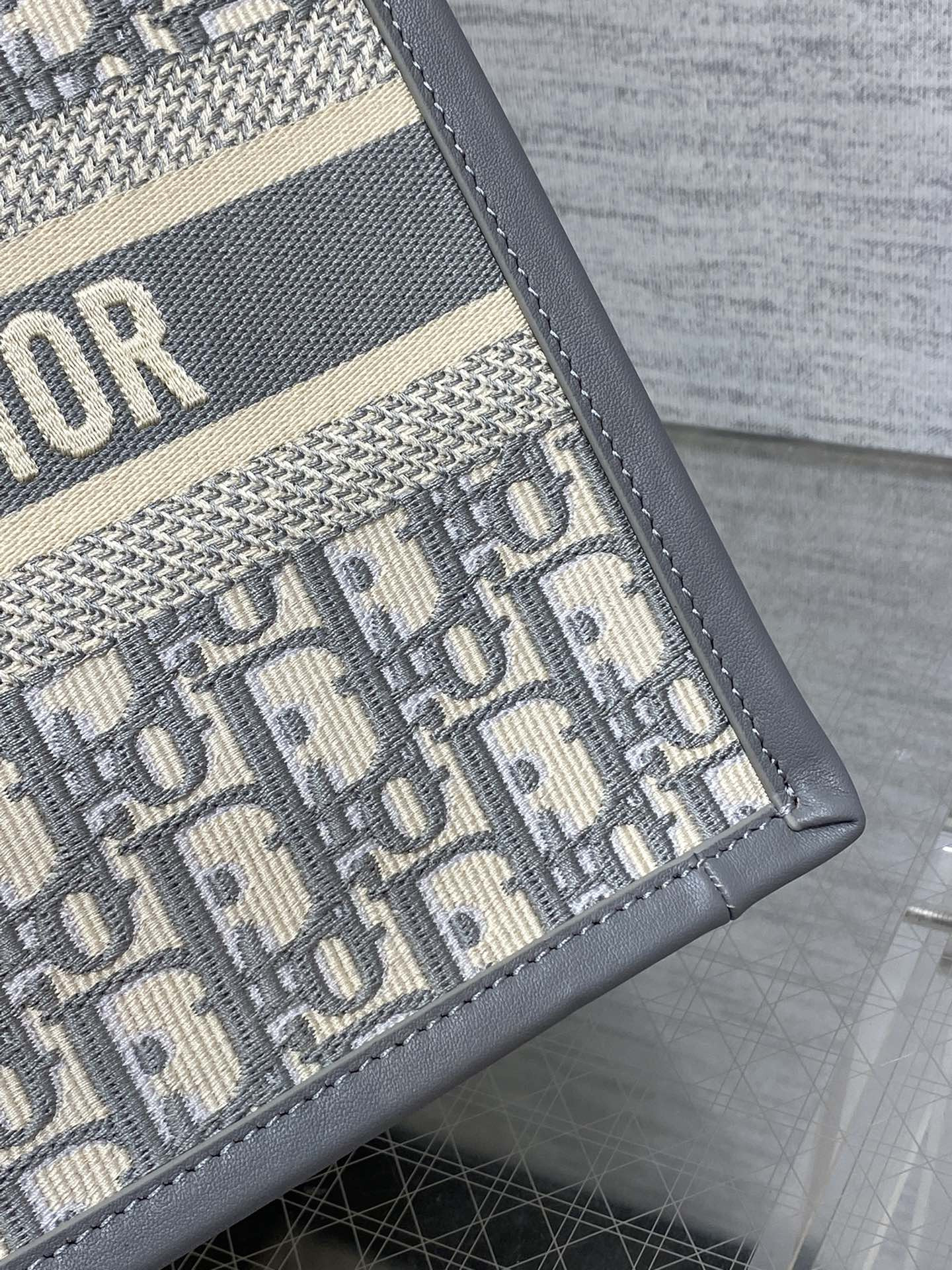 D*0r Small D*0r Book Tote Gray D*0r Oblique Embroidery and Calfskin 26.5 x 21 x 14 cm