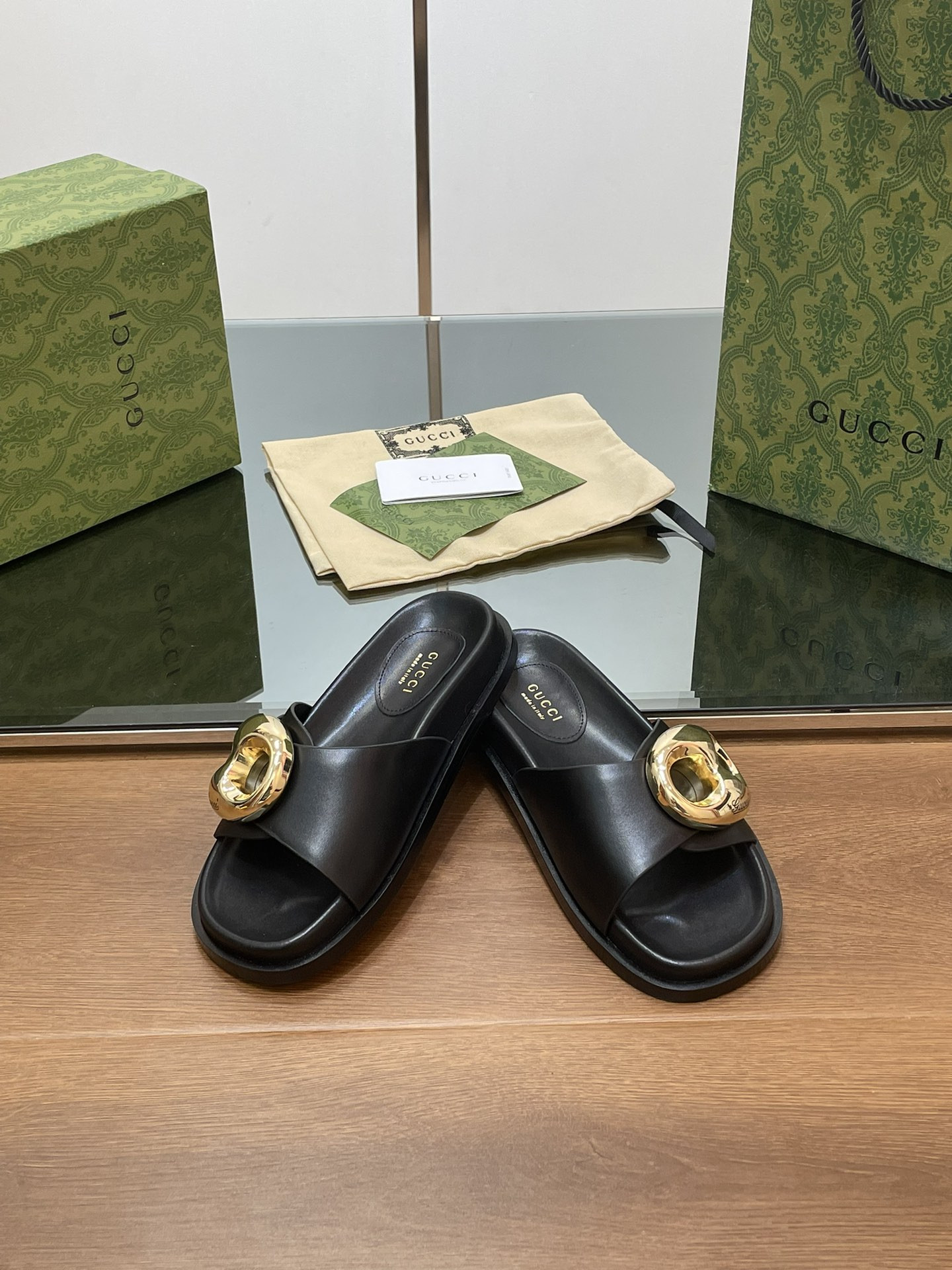 UA G*u*i MARINA CHAIN SLIDE SANDAL