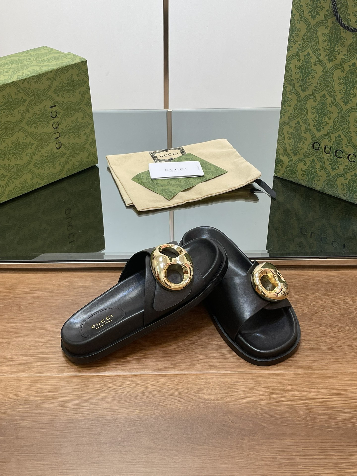 UA G*u*i MARINA CHAIN SLIDE SANDAL