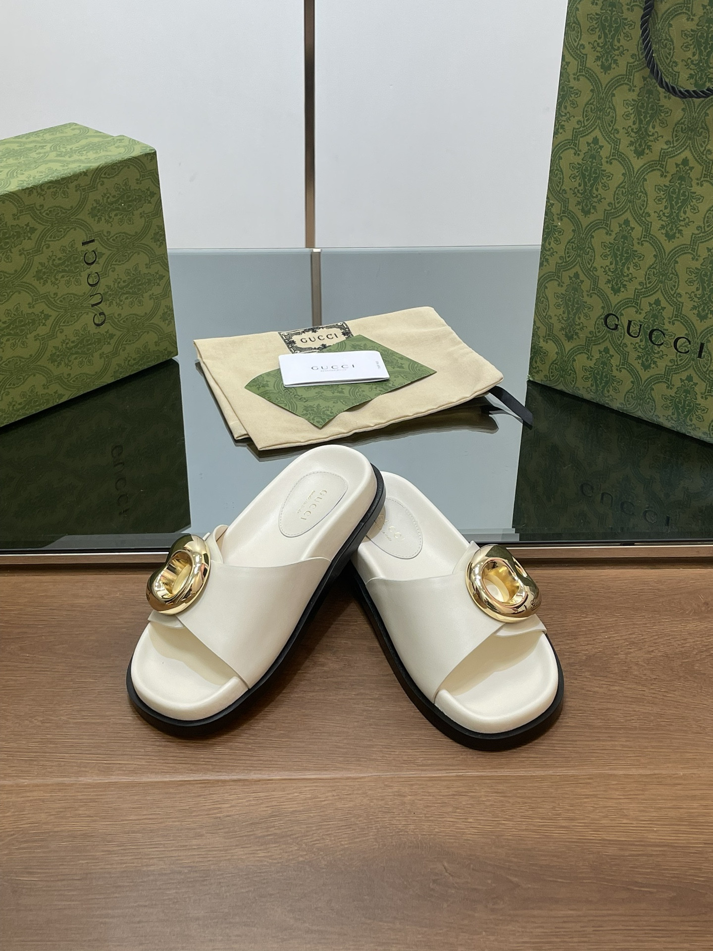 UA G*u*i MARINA CHAIN SLIDE SANDAL