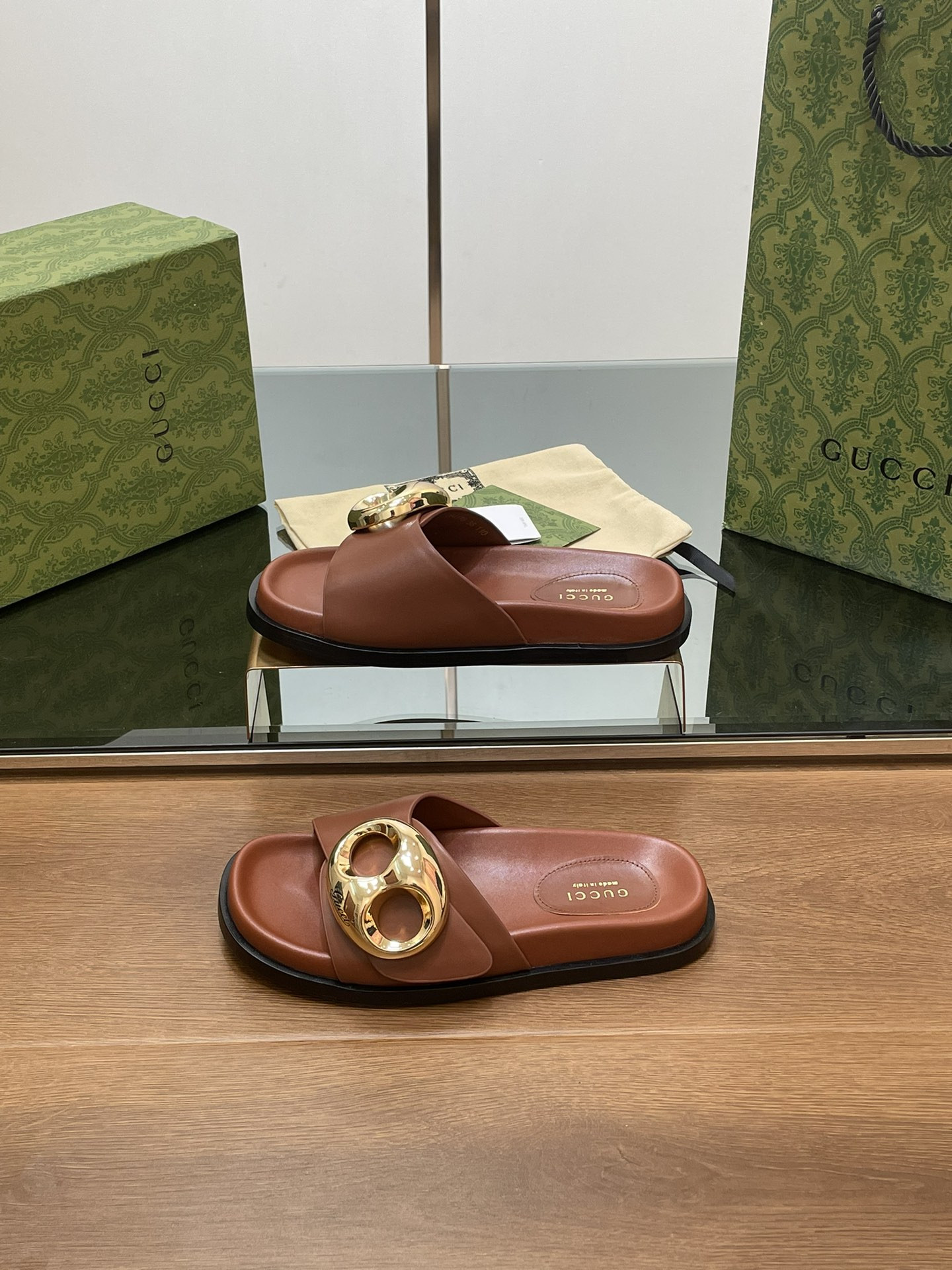 UA G*u*i MARINA CHAIN SLIDE SANDAL